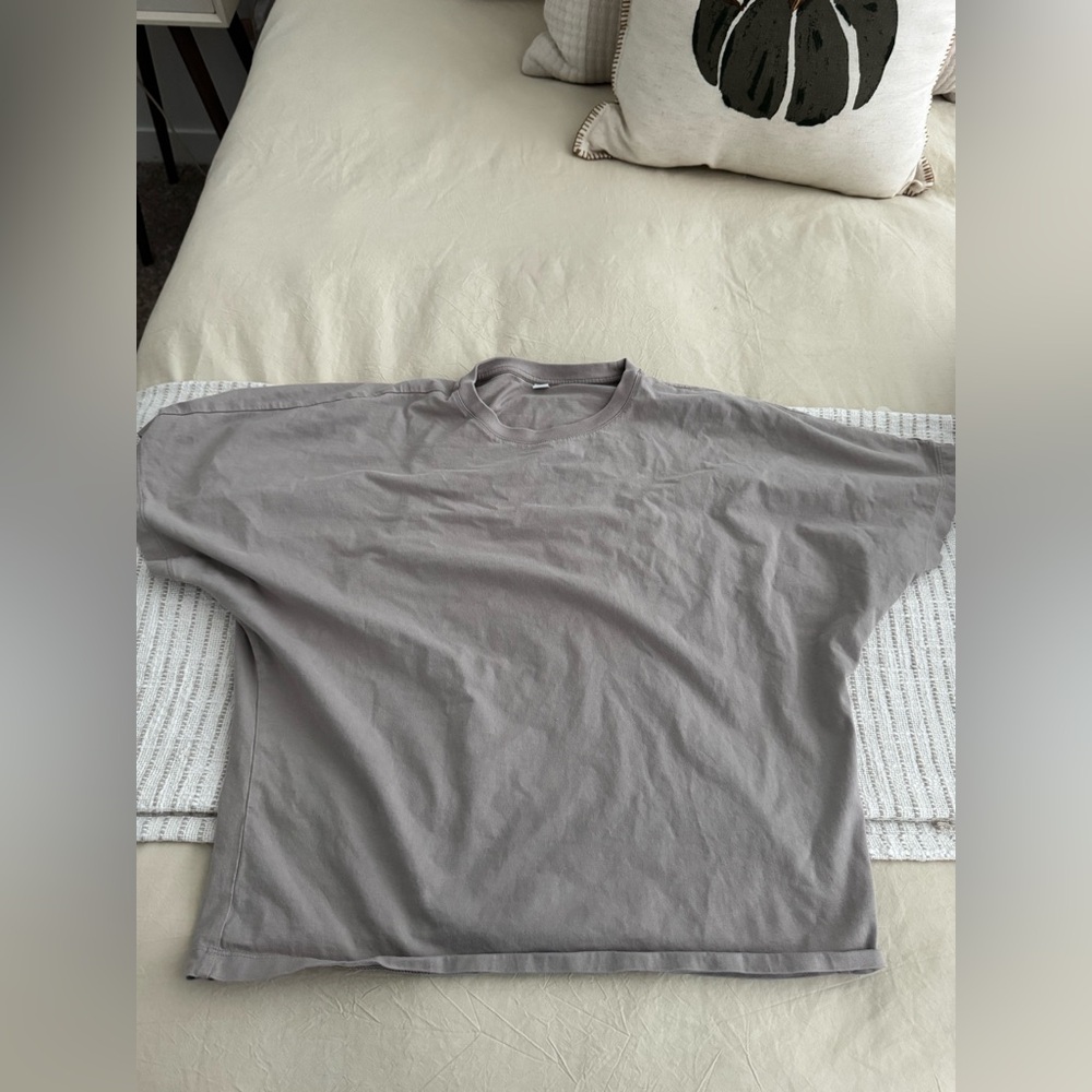 Uniqlo Short Sleeve Tee in Taupe Size Small